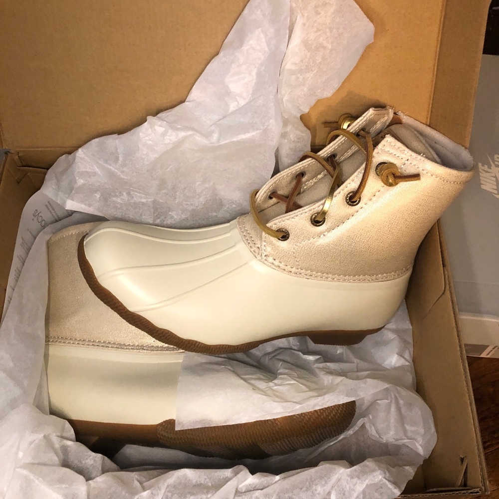 Sperry Saltwater Boots in Oat/Gold Size 8 BNWT